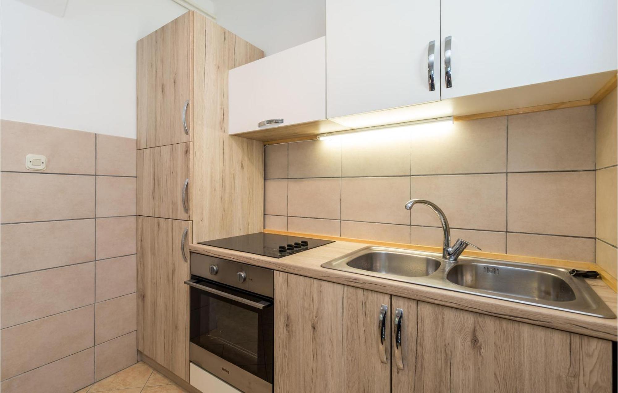 1 Bedroom Amazing Apartment In Kampor Dış mekan fotoğraf